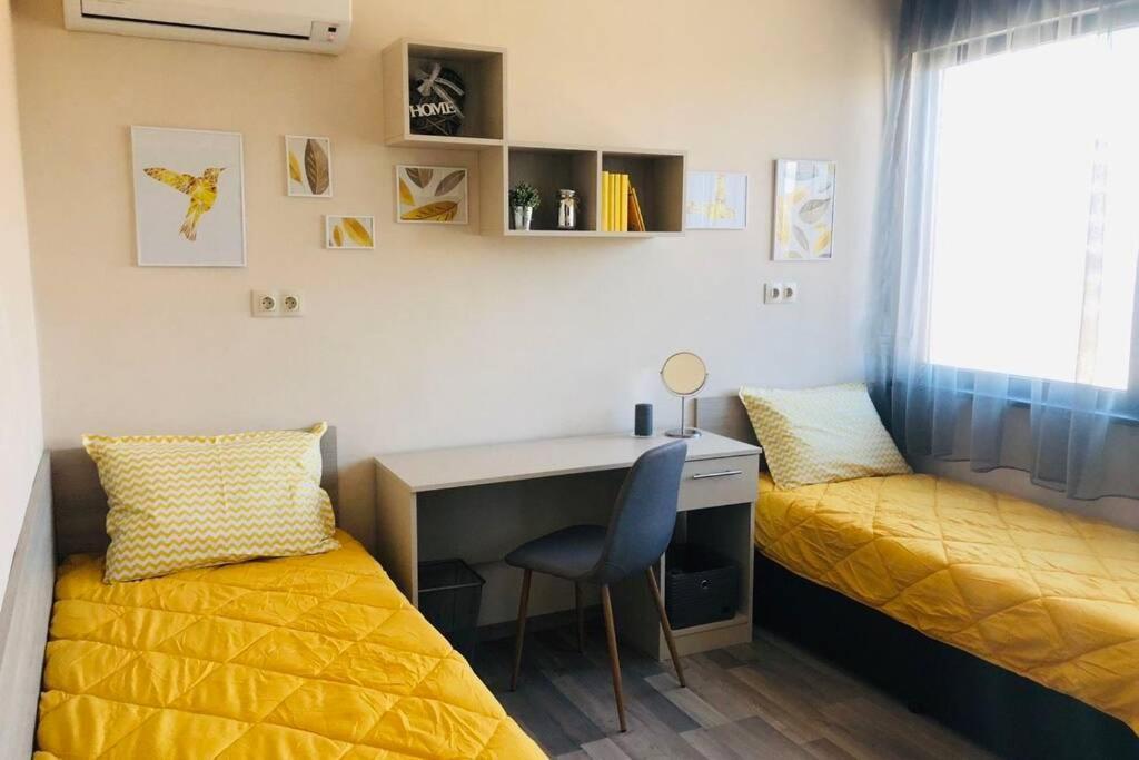 Lovely 3-Bedroom Apartment For 7 Ppl At The Centre Varna Exterior foto